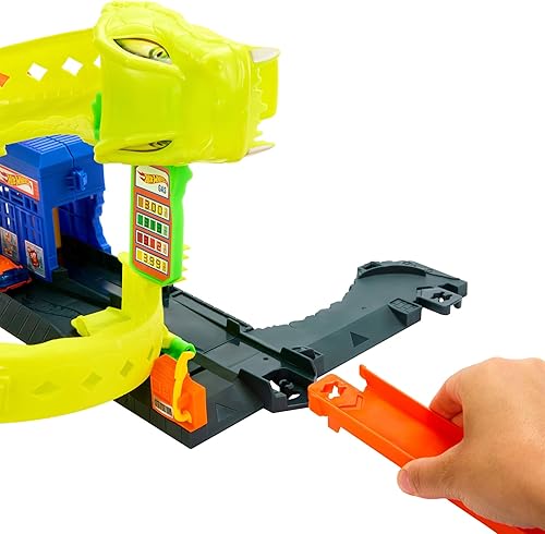 Hot Wheels Station-Service Serpent Coffret avec véhicule en métal moulé à l’échelle 1/64, 2 modes de jeu, looping et piste Speed Snap, JBM63 - Poukt