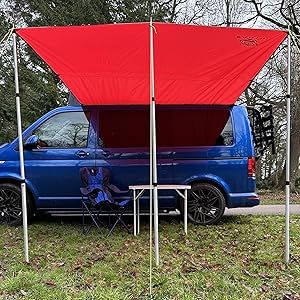 Auvent rouge attaché au camping-car