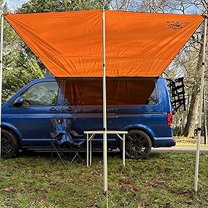 Auvent orange attaché au camping-car