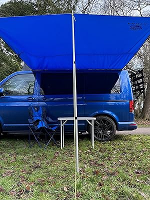 Auvent bleu pour camping-car attaché au camping-car