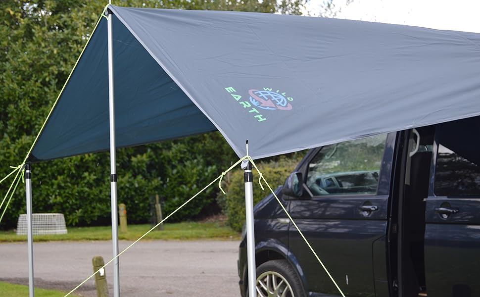Pare-soleil gris foncé attaché au camping-car